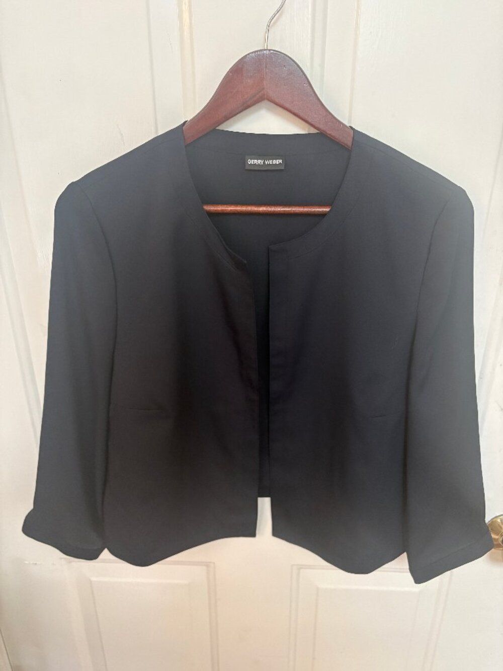 Gerry Weber Black Cropped Blazer Jacket – Size 12 (Like New)